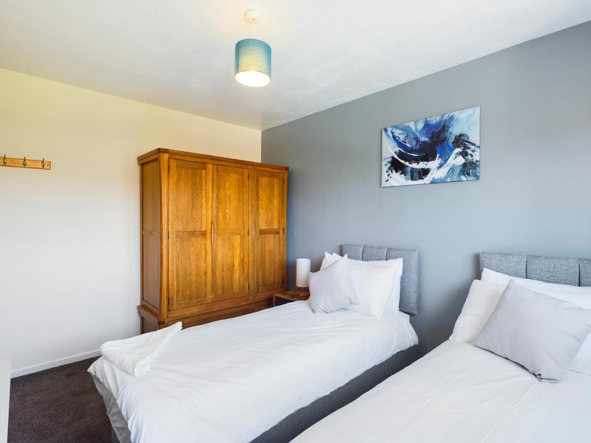 247 Serviced Accommodation In Telford- 3Br House Bagian luar foto