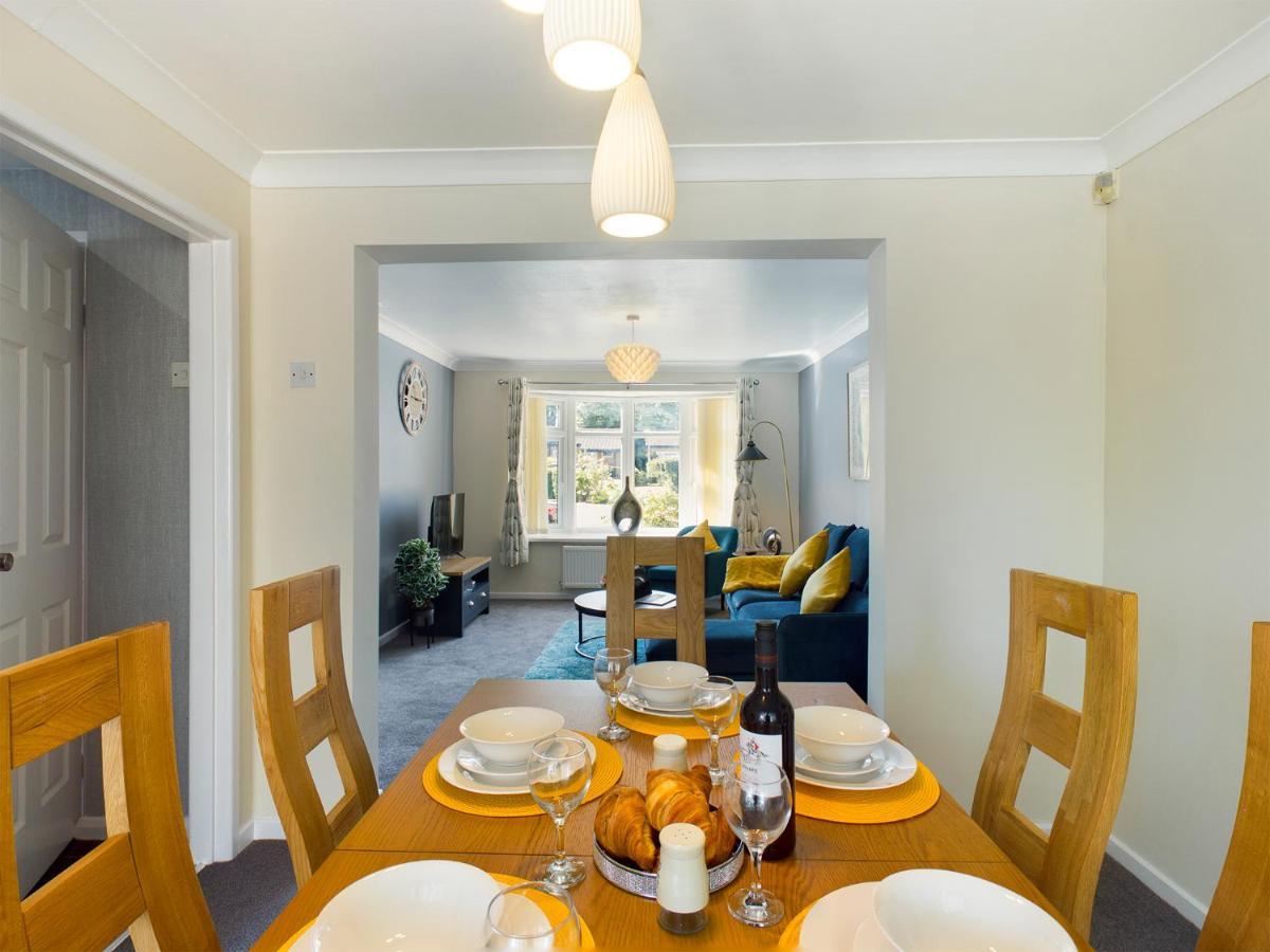 247 Serviced Accommodation In Telford- 3Br House Bagian luar foto