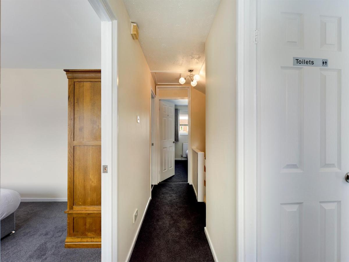 247 Serviced Accommodation In Telford- 3Br House Bagian luar foto