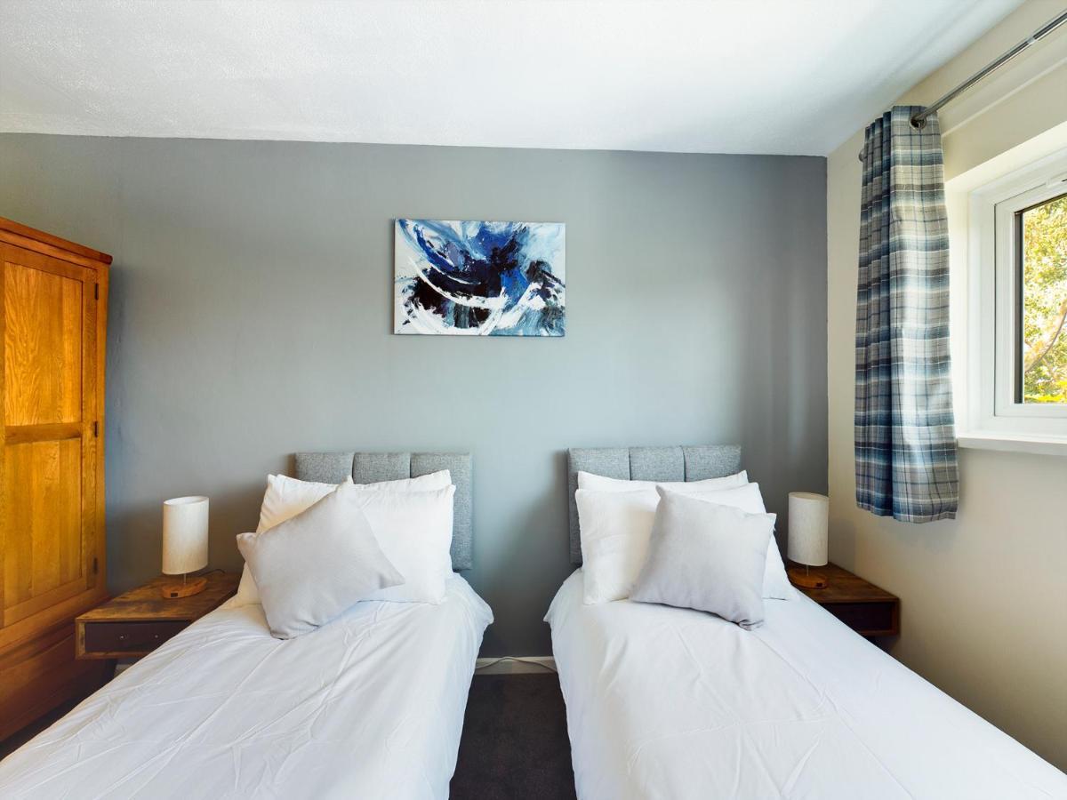 247 Serviced Accommodation In Telford- 3Br House Bagian luar foto