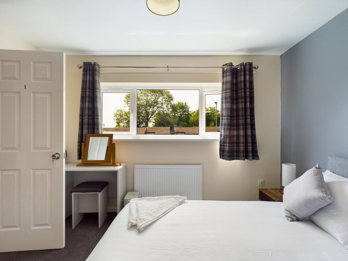 247 Serviced Accommodation In Telford- 3Br House Bagian luar foto