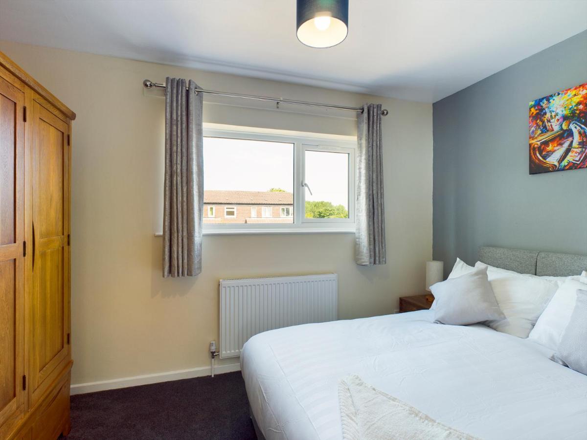 247 Serviced Accommodation In Telford- 3Br House Bagian luar foto