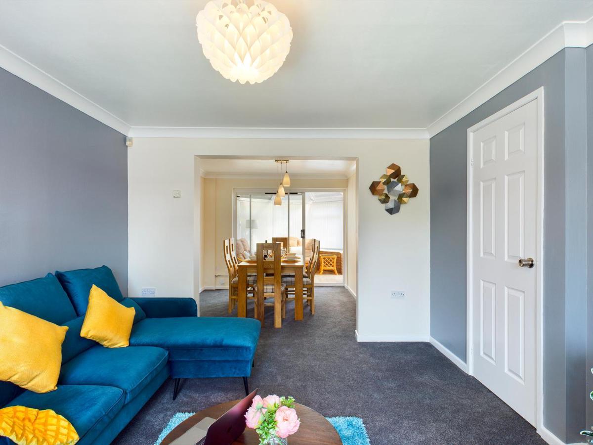 247 Serviced Accommodation In Telford- 3Br House Bagian luar foto