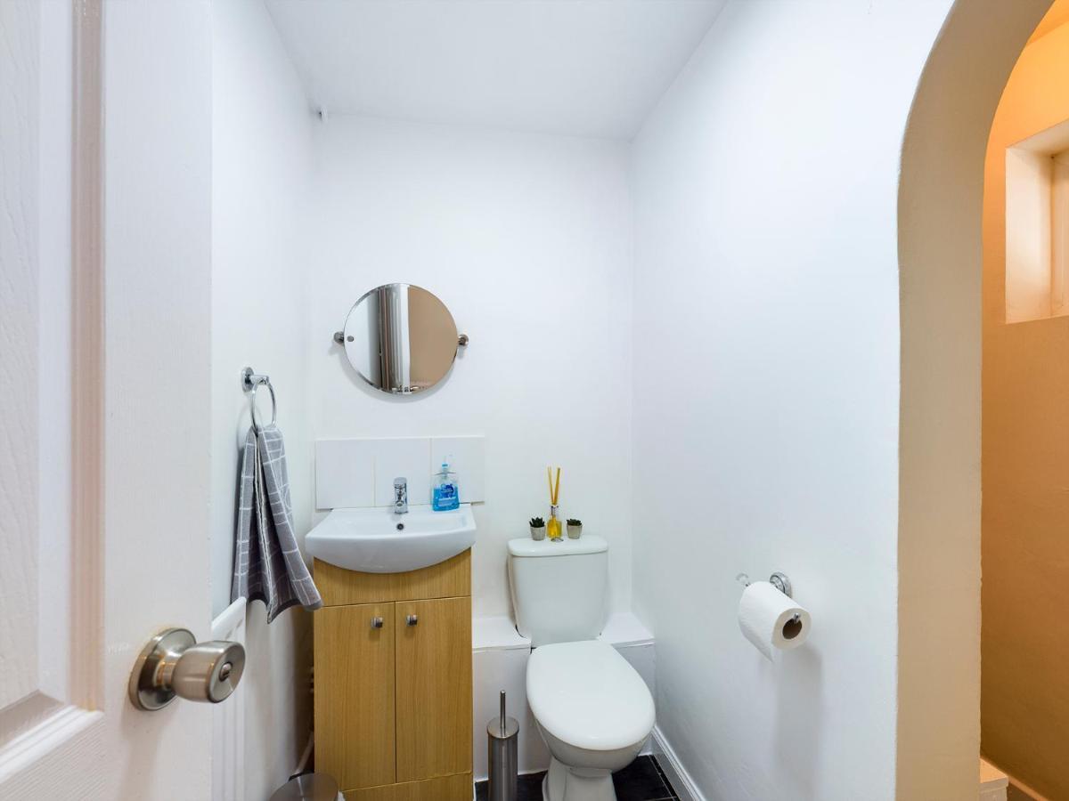 247 Serviced Accommodation In Telford- 3Br House Bagian luar foto